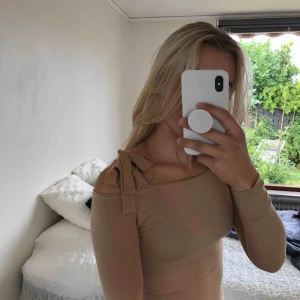  - Beige off shoulder tröja med detaljer från hm. Storlek XS. Möts upp i Malmö eller fraktar. Frakt: 42kr