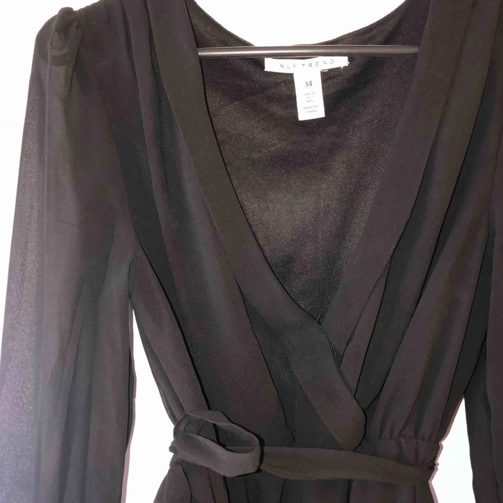 Perfekt svart klänning från Nly Trend i strl34. Säljer då den tyvärr har blivit lite för liten för mig. Finns att hämta i Östersund annars står köparen för frakten💕. Klänningar.