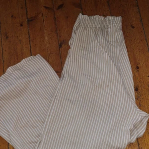  - Jätte fina byxor från gina tricot som inte passar längre darför säljs dom! Knappt använda. Så jätte bra skick. Köparen står för frakten❤️