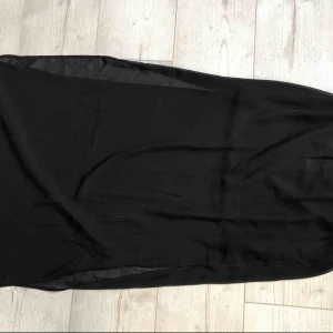  - Kjol som har en kortare kjol under och en längre mesh kjol över (försökte visa på bild 3). Fråga ifall du har frågor så svarar jag direkt! Du står för fraktkostnad ❤️🥰