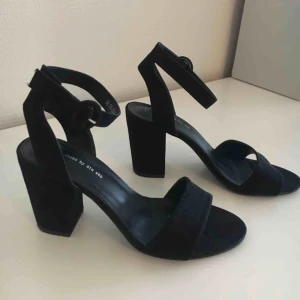  - Supersnygga, sparsamt använda, svarta klackskor! Bekväma (för att vara klackskor) och passar lika bra till jeans som klänning (och egentligen till vad som helst). Kan skickas mot frakt eller mötas upp i Uppsala!