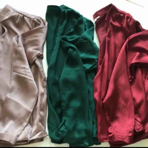  - Satin blusar från Nelly i olika färger. Den röda och beige/gråa är av samma modell och den gröna är lite annorlunda men alla tre sitter i princip likadant.  Färg: Grön, röd/vinröd och beige/grå   (frakt tillkommer)