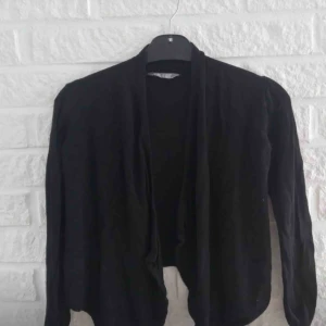  - Svart kofta, snygg till ett linne, vet inte vart den är ifrån så skrev bara hm, man kan också knyta den så de blir en tröja, köparen står för frakt
