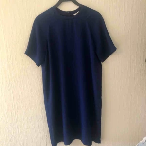  - Blå klänning från Carin Wester. Köpt förra året. Dragkedja baktill.  Det är två små fläckar fram(se bild tre) men  knappt att man ser de.