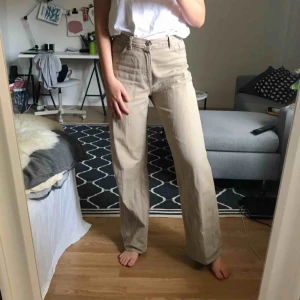  - Beiga jeans i modellen Yoko från Monki. Mjukt jeanstyg och väldigt bra beige färg. Använda 2 ggr. Skulle säga att de är stora i storleken. 