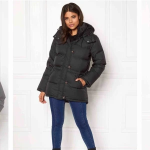  - Säljer nu min fina vinterjacka från Boomerang i storlek XXS. Jackan är i jätte fint skick, inga skador eller liknande.   Kan tänka mig att gå ner i pris vid snabb affär.  Finns i Jönköping men kan skickas också!