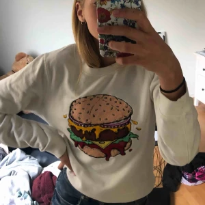  - Rolig tröja från Bikbok! Tänkte att den skulle va rolig men har aldrig kommit till användning tyvärr. Fraktkostnad står köparen för👍🏼