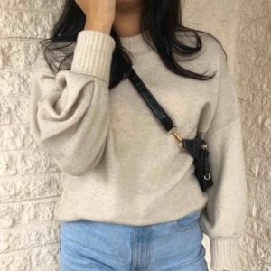  - Stickad beige tröja från Gina Tricot💛 Storlek XS men passar mer till S-M enligt mig. Utmärkt till sensommaren och hösten! Använd ett fåtal gånger men fortfarande i gott skick🌙✨ Eventuell fraktkostnad tillkommer💛