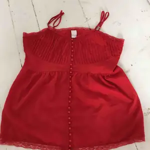 Jag säljer ett rött linne från märket ’Vila’ i storlek L. Säljer pga för stor storlek (se bild) och har även bytt stil. Köparen står för frakt och betalningen sker via swish!☺️💞🦋