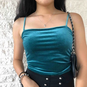  - Mörkgrönt linne från Gina Tricot i sammet💚 Perfekt till festen eller för att piffa upp vardagsoutfiten!! ✨ Har endast använts en gång, därav gott skick💫 Eventuell frakt tillkommer! 💚