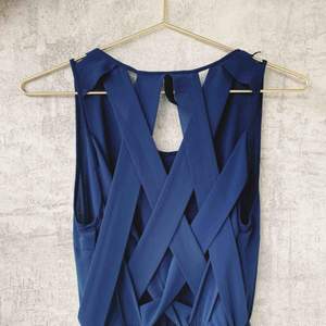 Säljer en lång klänning i mörkblå med speciell rygg - jättefin!   Pick up på Södermalm eller  Leverans med Postnord tillkommer 