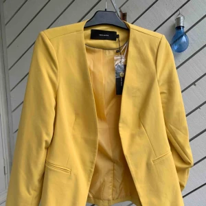  - En stilren senaps gul kavaj , helt ny i str:38!  Köparen står för frakt ! 