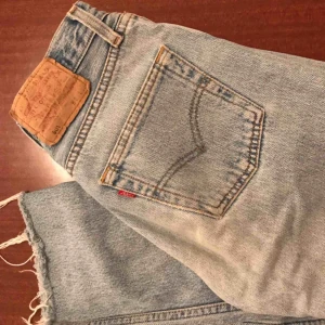  - Levis 501 i perfekt ljusblå färg och avklippta ben!