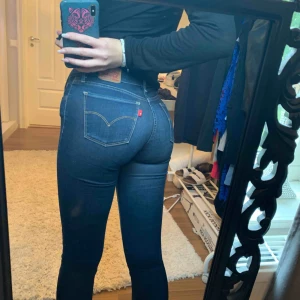 Levis jeans - Jeans från Levis, dem har ett litet hål där fram och någon liten söm som har gått upp men inget man märker av! Riktigt sköna och snygga byxor😍 köparen står för frakt💞💞