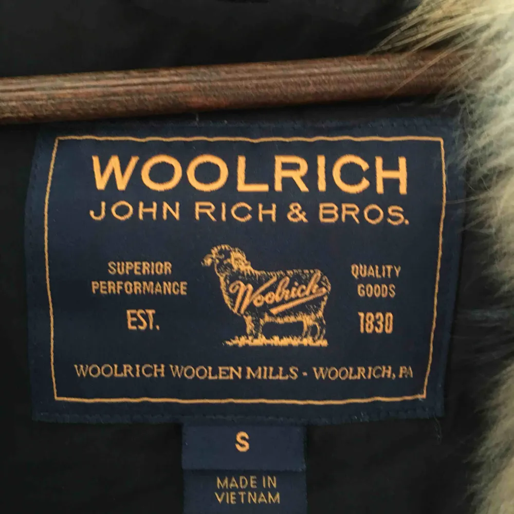 Woolrich jacka Väldigt bra skick, bara använda fåtal gånger Säljs pga att den inte passar längre Nypris ca 10 000 Priset är diskuterbart. Jackor.