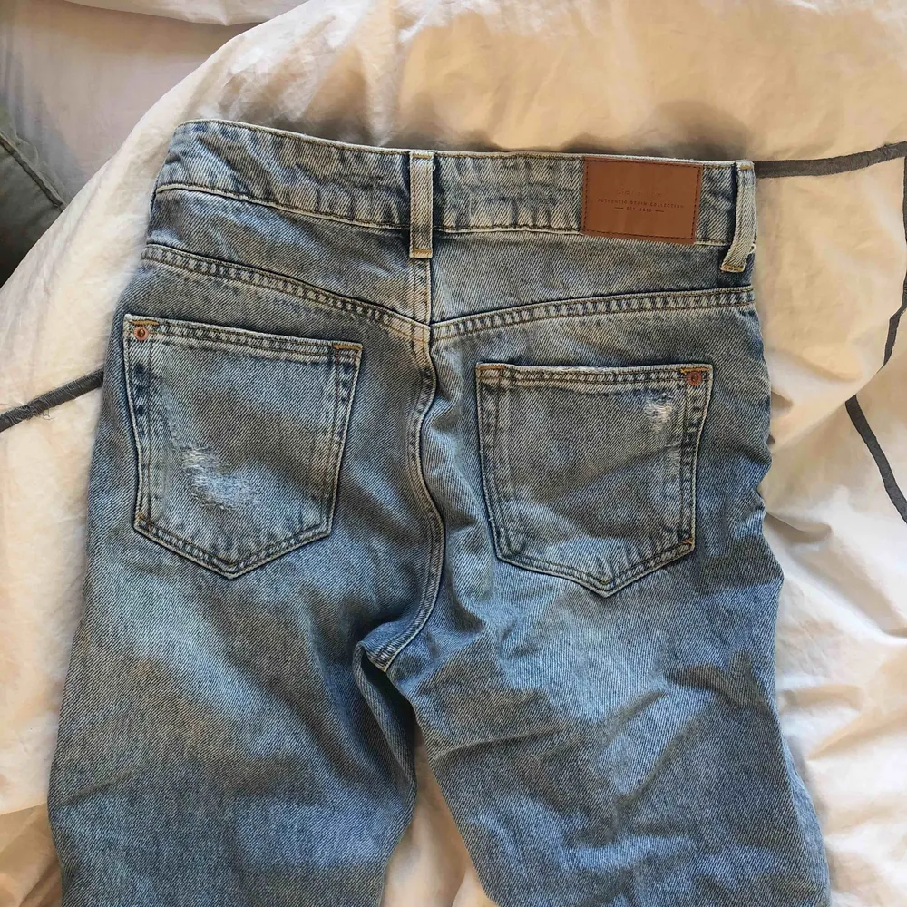 Jeans som är för små för mig. Köpta på Bershka i Spanien. Sparsamt använda och passar även dig som är XXS/32. . Jeans & Byxor.