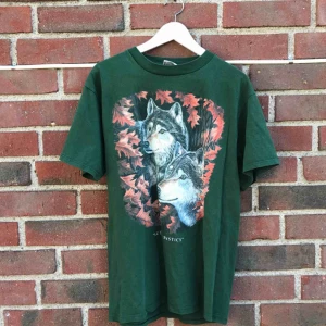  - Säljer denna jättefina höstiga t-shirten med två vargar på! 