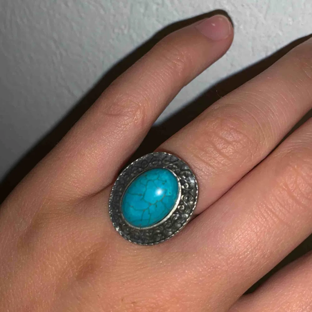 Jag säljer en oanvänd ring i silver med blått marmor!✨. Accessoarer.