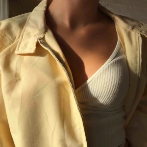  - En jättefin ocersized ljusgul jacka, som jag bara har använt en gång. Blev ett impulsköp så behöver en bättre ägare. 