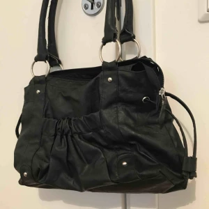  - Second hand väska😍 riktigt rymlig och väldigt snygg!!! Nypris: 149kr  Jag och köpare delar på frakten😊