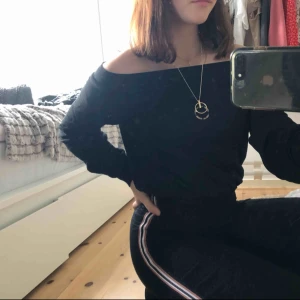  - Off shoulder tröja från Gina