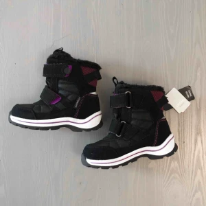  - Helt nya kängor från Linear. (lappen kvar) Vattentäta med kardborreband. Nypris; 499:-  Obs; hämtas utav köparen.