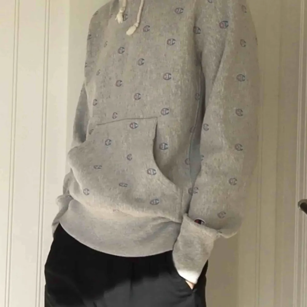Champion reverse weave sweatshirt, storlek L men sitter som en mindre medium sparsamt använd. Tröjor & Koftor.