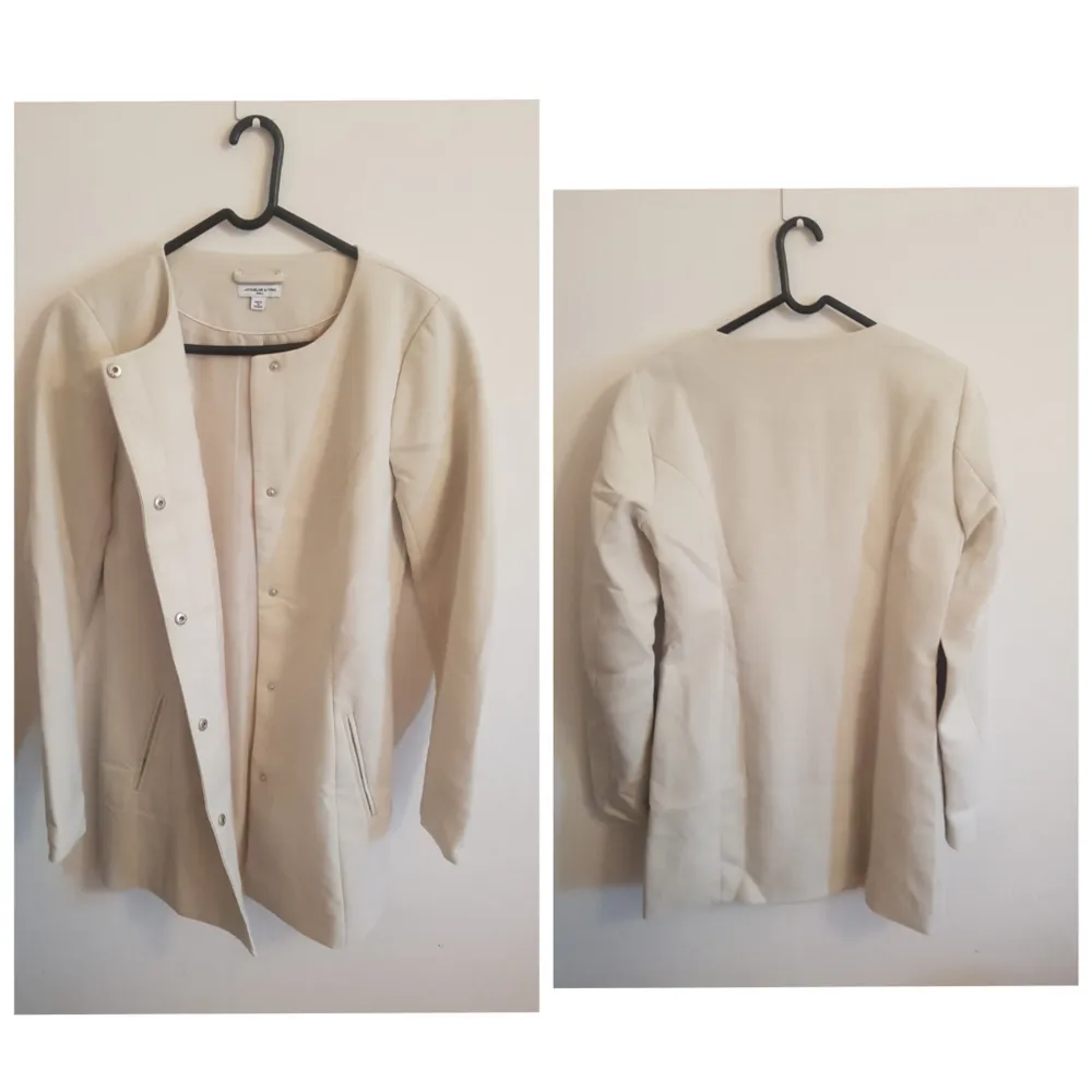 ONLY- Jacqueline de yong. Sidney Light Coat. Färg: White / CloWhite / Creme / Pristine. Skick: Ny, aldrig kommit till användning. Skrynklig pga jag haft den vikt. (+frakt 72 kr). Takit.