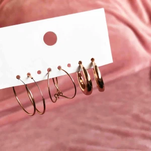  - 3 par guldiga hoops, oanvända ofc 