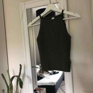  - Mörkgrönt linne från hm