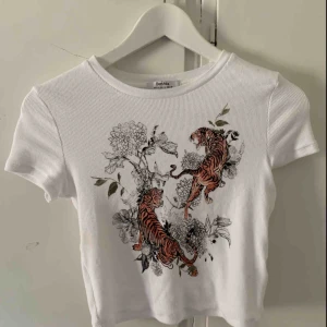  - T-shirt från asos. Aldrig använd och säljs pågrund av för liten. Köparen står för frakten🌻