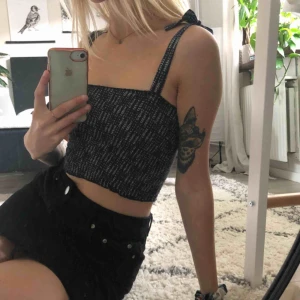  - Linne med knytband. Den är snesydd men jag pallade aldrig lämna tillbaka den.