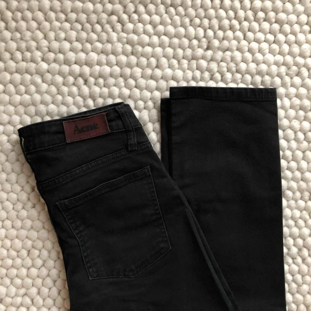 Svarta Acne-jeans i storlek 27/32. Uppsydda i butik, så skulle säga att dom är 27/32. . Jeans & Byxor.
