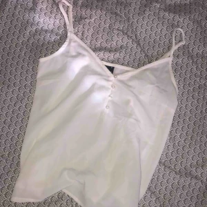  - fin topp med knappar, knappast aldrig använd. köpare står för frakt