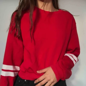  - Skitsnygg simpel röd tjocktröja. Säljer pga att den ej kommer till användning. Använd endast en gång. Mycket lätt att matcha, den röda färgen får dig att poppa! Hmu för fler bilder elr frågor