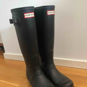  - 💕Knappt använda Hunters i mattsvart storlek 38. Mycket bra skick förutom lite små slitningar på ytan. Nypris 1300kr. Pris kan diskuteras! Kan mötas upp i centrala Stockholm eller att köparen står för frakt! pok 🥰🥰