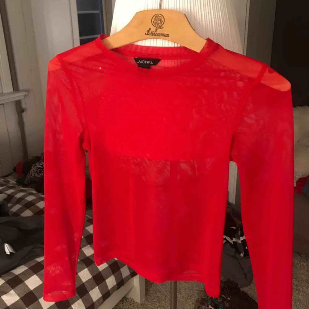 Röd mesh tröja från Monki, strl XS. Superfin att ha under t shirt exempel!. Toppar.