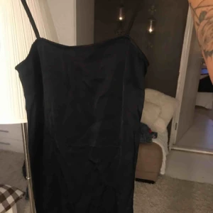  - Jättefin & lyxig silkesklänning från NA KD. 