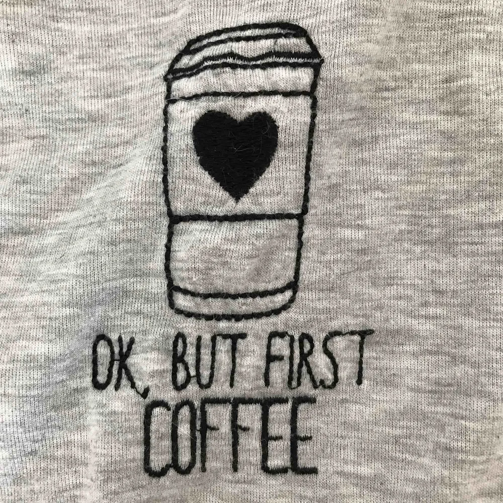 Jätte gullig tröja från hm med texten ”ok but first coffee” och en kaffe mugg inbeordrat💖 Strl XS men passar även S, bra skick🌹  Möts i Stockholm💞 Köparen står för eventuell fraktkostnad :). Toppar.