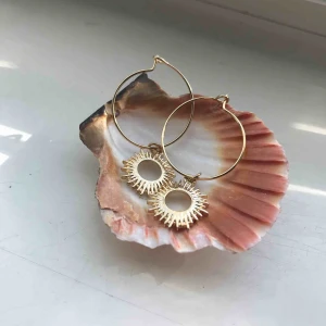  - Superfina guldiga örhängen ifrån glitter, kommer  tyvärr inte till användning☺️ frakt på 9kr