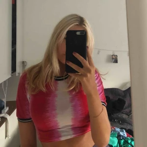  - Säljer denna skiiitsnygga topp pga för lite för mig:( Använd en gång och jättebra skick. Perfekt och matcha med ett par höga jeans!!