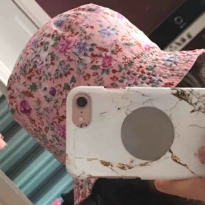  - skön rosa blommig buckethat köpt i Montenegro för 100kr och säljs för 58kr inkl frakt (18kr)