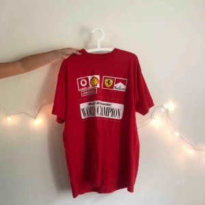  - Sååå ball tisha köpt på humana! Fint skick! Köparen står för frakten🍒💘