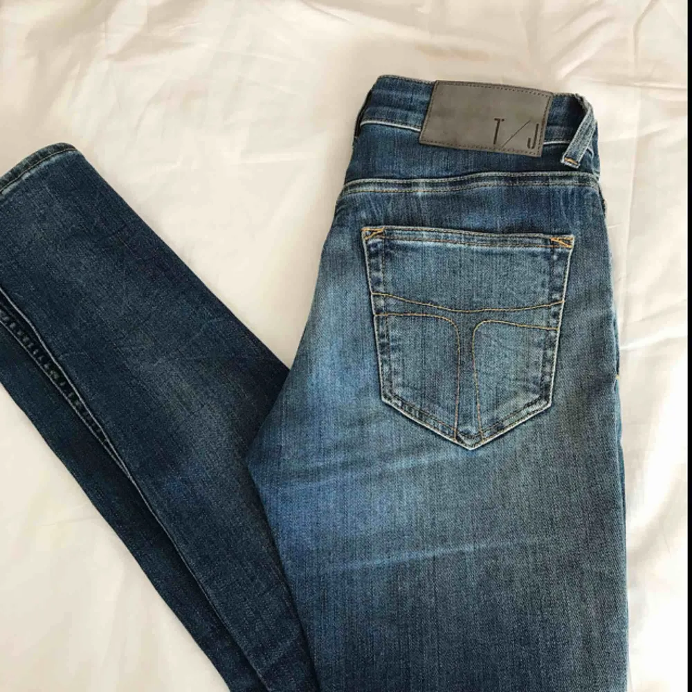 Jeans från Tiger of Sweden som tyvärr blivit för små för mig. Nypris runt 900 kr. Sparsamt använda. Möter upp i Stockholm eller fraktar, frakt står köpare för 🌸. Jeans & Byxor.