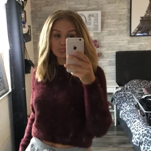 tröja  - Fluffig mörklila tröja