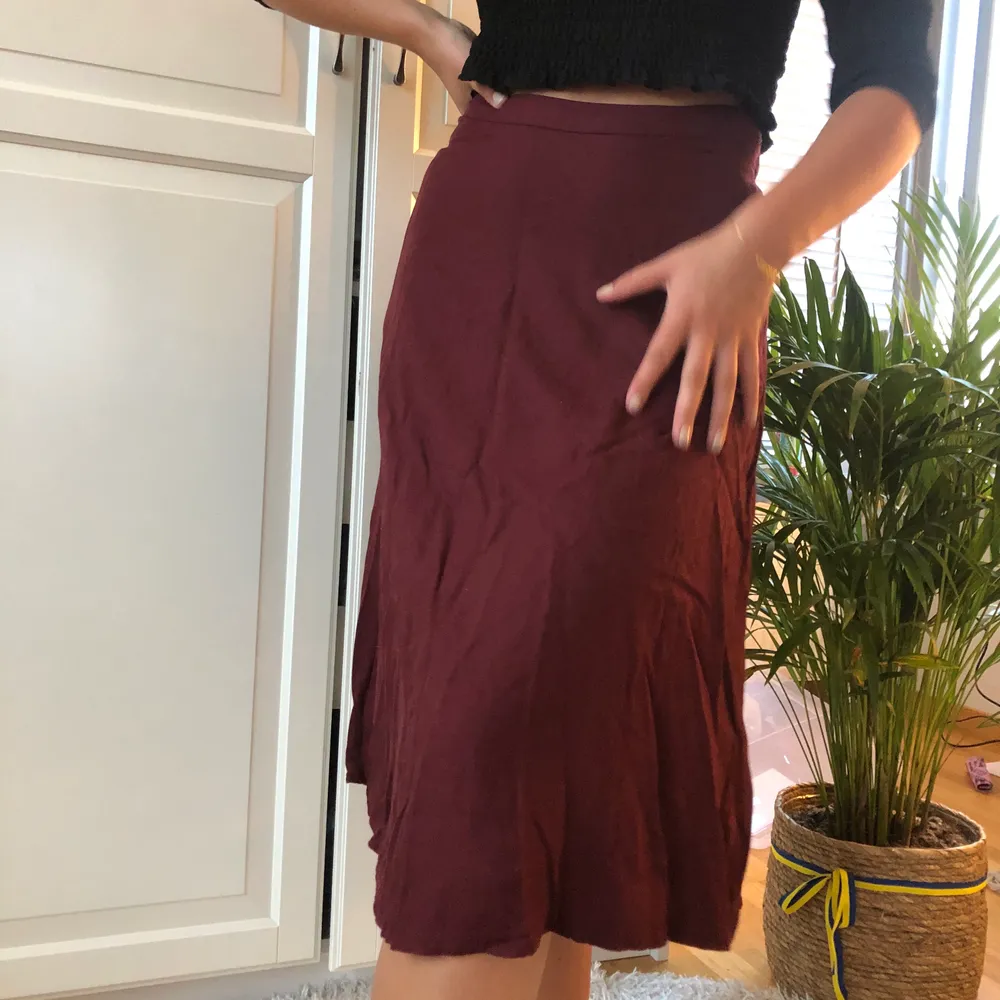 Underbar vinröd kjol som dessutom har fickor!! 🥰🥰🥰 knapp använd!! Köparen står för frakt!! 59kr🧚🏼🧚🏼 (möjligen 42kr om den får plats i de lilla fraktpaketet från postkort!). Kjolar.