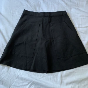 Svart kjol  - Svart, fin kjol till salu i storlek xs🌹 Behövs fler bilder så är det bara att höra av sig! Köparen står för frakten! 