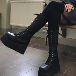 Demonia platåskor  - Mina favorit-skor, men får ingen användning för dom :( supersnygga och väldigt bekväma. De är i väldigt bra skick. Köpta för 1400! Köparen står för frakten 🦋