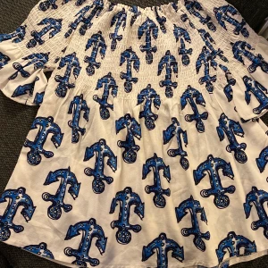 Off shoulder Polyster top - Off shoulder top ...perfect for summer...never used...just removed tag....perfect condition...has a stretchable material