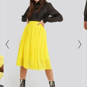 Nakd- Midi Pleated Skirt  - Gul kjol från Nakd, köpt förra sommaren och använd endast 2 gånger. Frakt 88kr